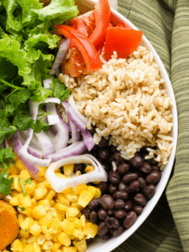 Süßkartoffel Bowl mit Schwarze Bohnen & Gemüse