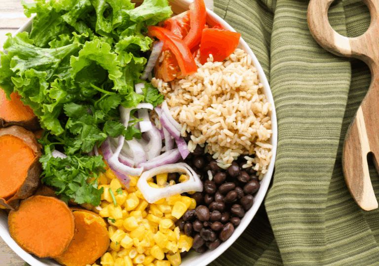Süßkartoffel Bowl mit Schwarze Bohnen & Gemüse