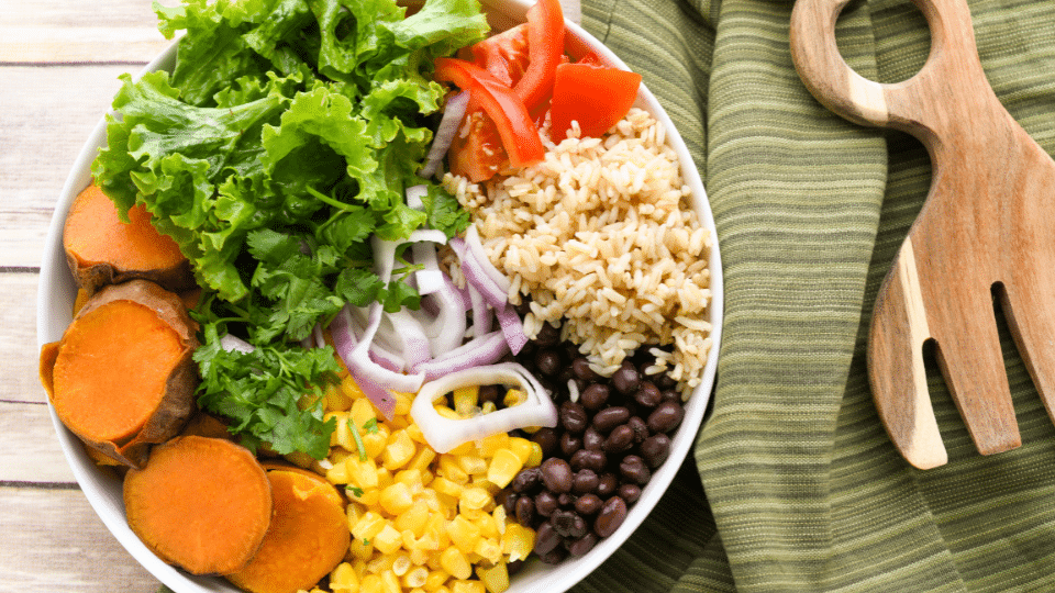 Süßkartoffel Bowl mit Schwarze Bohnen & Gemüse