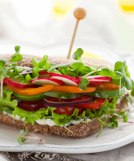 Vollkorn-Sandwich mit Käse und Gemüse