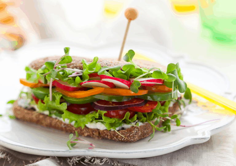 Vollkorn-Sandwich mit Käse und Gemüse