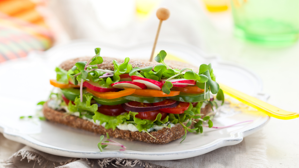 Vollkorn-Sandwich mit Käse und Gemüse