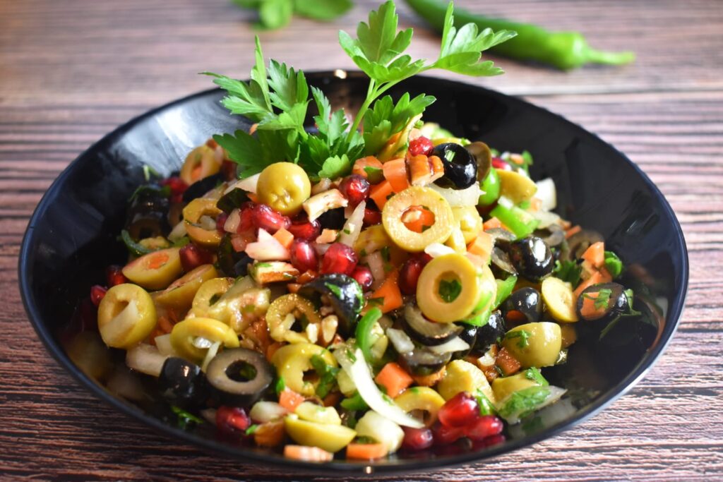 Olivensalat mit Walnüssen und Paprika