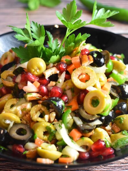 Olivensalat mit Walnüssen und Paprika