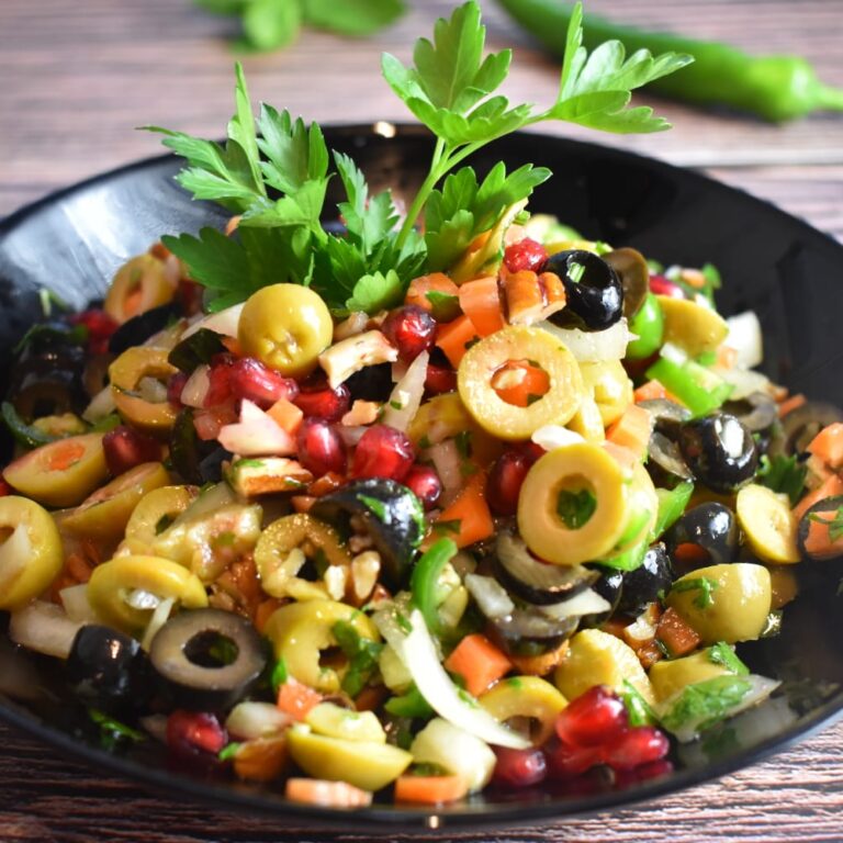 Olivensalat mit Walnüssen und Paprika