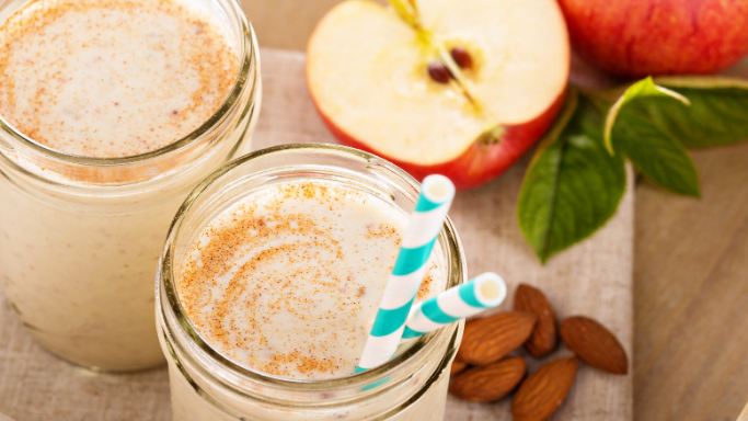 Apfel-Zimt-Smoothie mit Mandeln