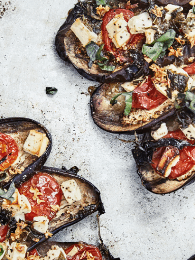 Ofen-Auberginen mit Knoblauch-Tomatensoße und Feta