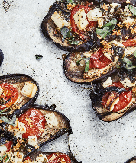 Ofen-Auberginen mit Knoblauch-Tomatensoße und Feta