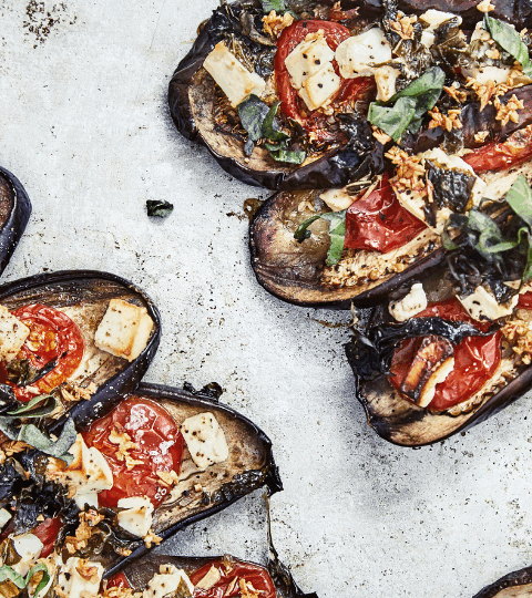 Ofen-Auberginen mit Knoblauch-Tomatensoße und Feta