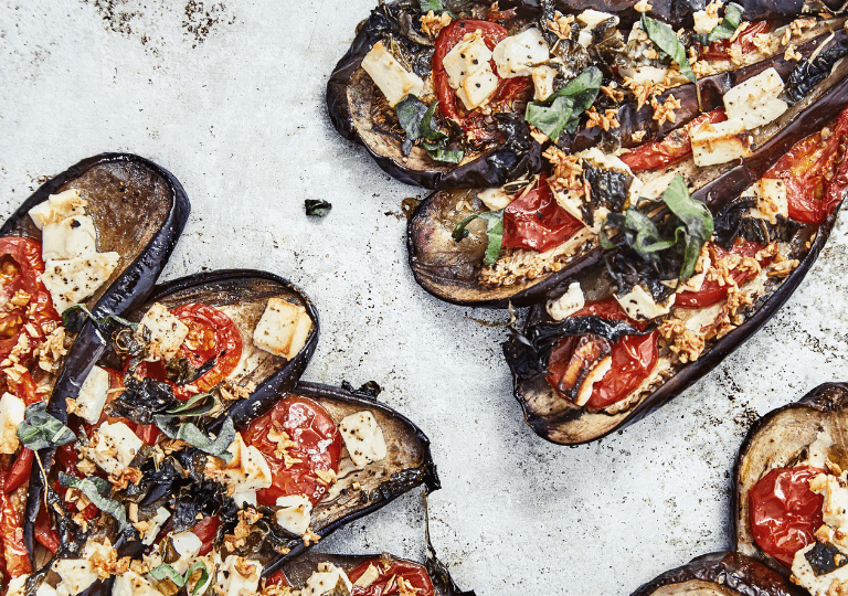 Ofen-Auberginen mit Knoblauch-Tomatensoße und Feta