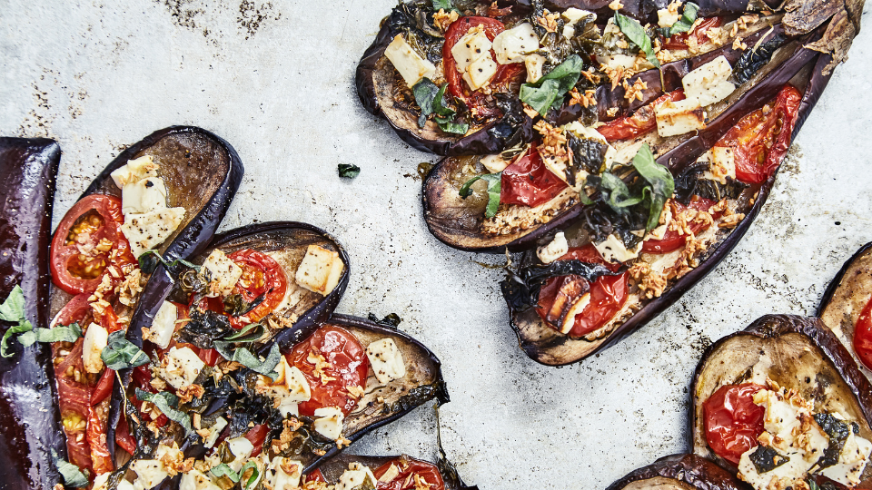 Ofen-Auberginen mit Knoblauch-Tomatensoße und Feta