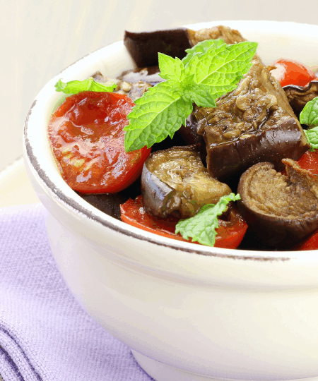 Gebratene Auberginen-Salat mit Knoblauch, Petersilie, Zwiebeln und Tomaten