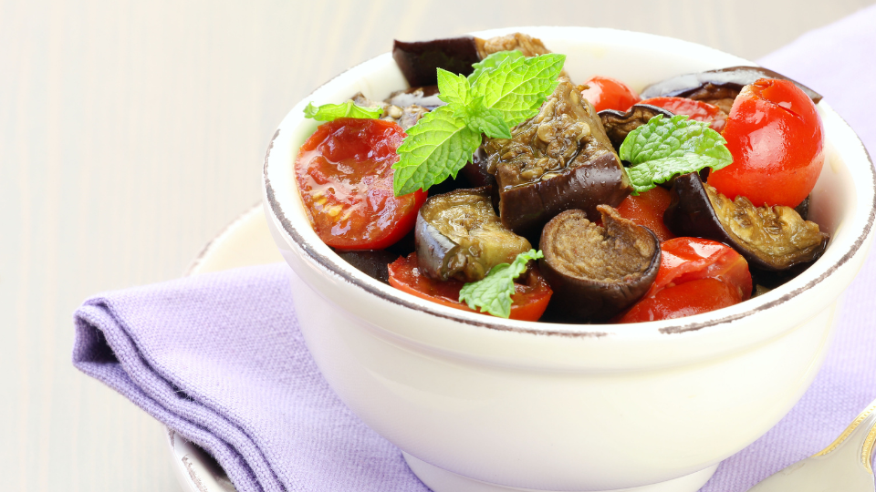 Gebratene Auberginen-Salat mit Knoblauch, Petersilie, Zwiebeln und Tomaten