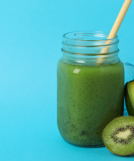 Avocado-Kiwi-Smoothie mit Spinat und Zitronensaft