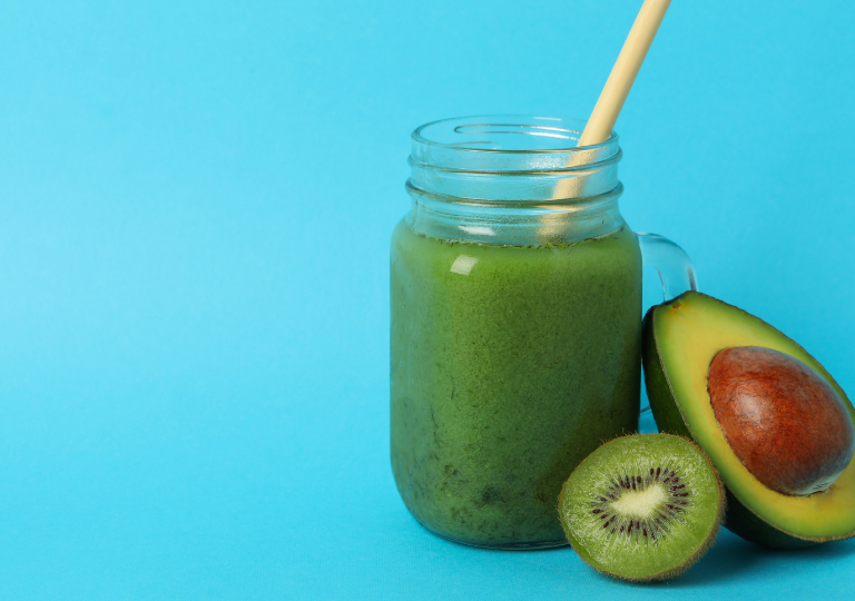 Avocado-Kiwi-Smoothie mit Spinat und Zitronensaft