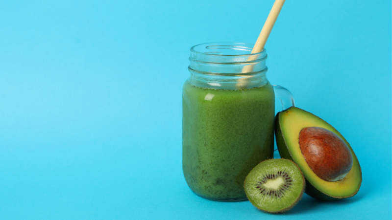 Avocado-Kiwi-Smoothie mit Spinat und Zitronensaft