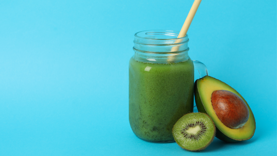 Avocado-Kiwi-Smoothie mit Spinat und Zitronensaft