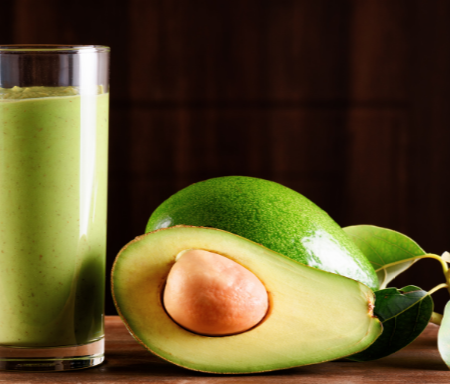 Avocado-Dattel-Smoothie mit Honig und Milch