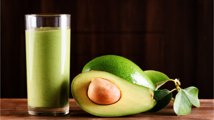 Avocado-Dattel-Smoothie mit Honig und Milch
