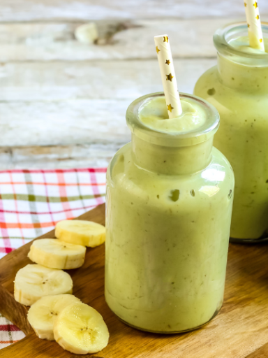 Avocado-Bananen-Smoothie mit Spinat und Limette