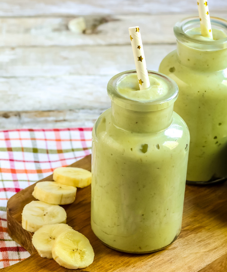 Avocado-Bananen-Smoothie mit Spinat und Limette