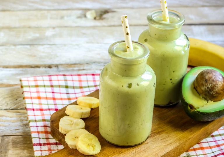 Avocado-Bananen-Smoothie mit Spinat und Limette