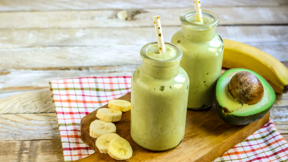 Avocado-Bananen-Smoothie mit Spinat und Limette