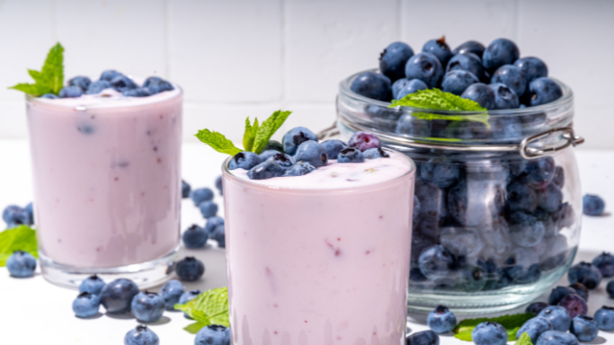 Blaubeer-Vanille-Smoothie mit Joghurt