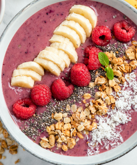 Smoothie-Bowl mit Beeren und Nüssen