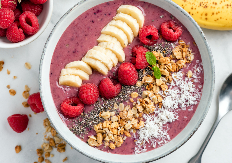 Smoothie-Bowl mit Beeren und Nüssen
