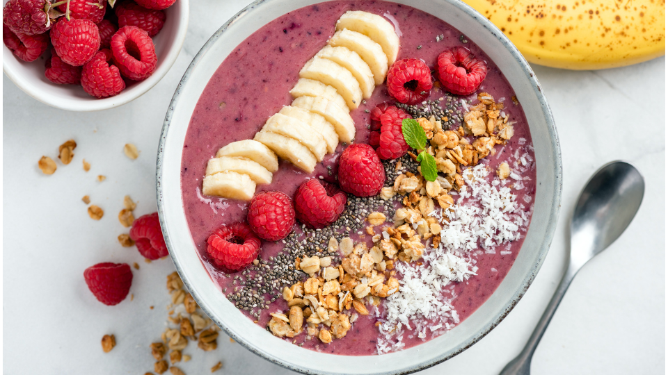 Smoothie-Bowl mit Beeren und Nüssen