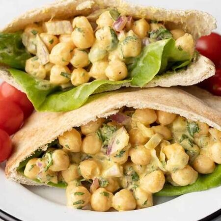 Veganes Fladenbrot-Sandwich mit Kichererbsen & Gemüse