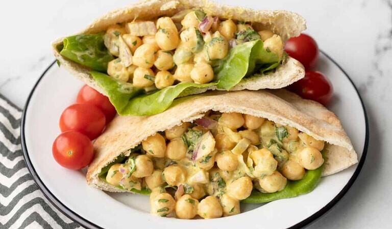 Veganes Fladenbrot-Sandwich mit Kichererbsen & Gemüse