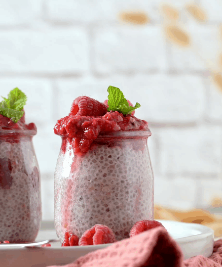 Veganer Chia-Pudding mit Himbeeren