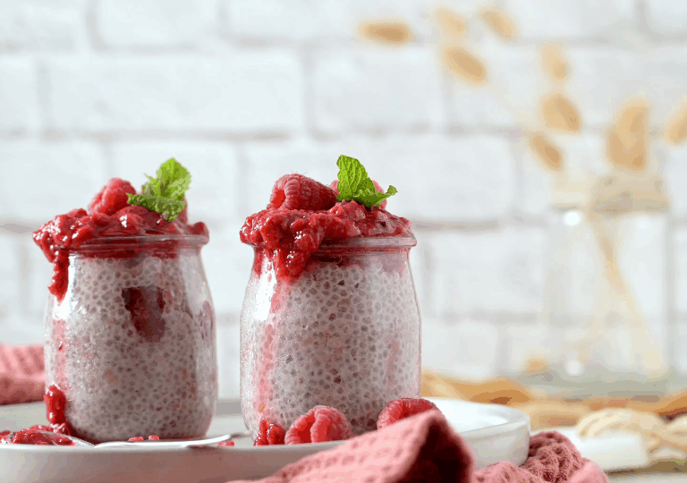 Veganer Chia-Pudding mit Himbeeren