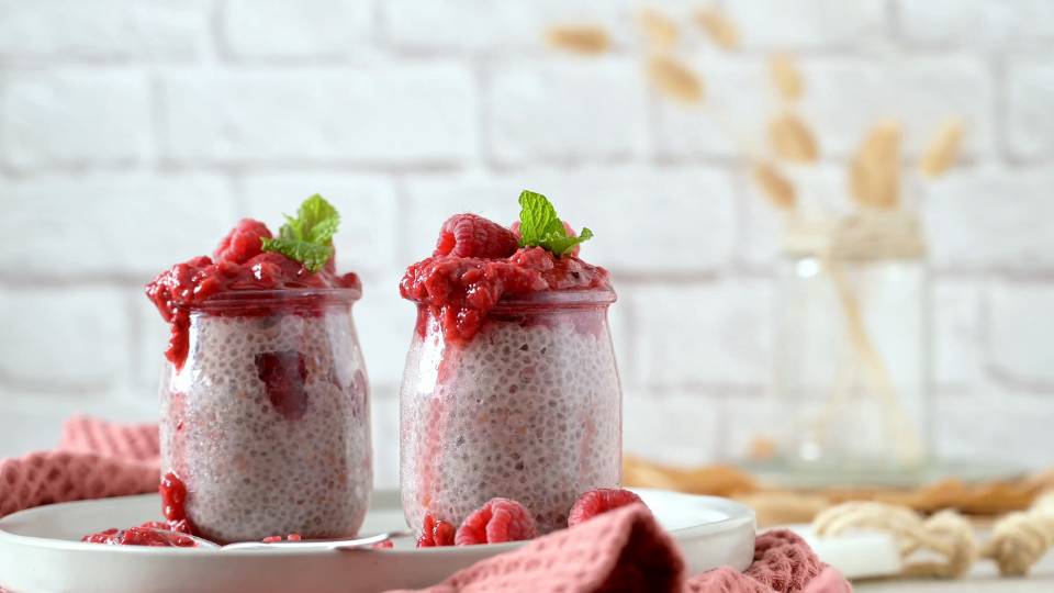 Veganer Chia-Pudding mit Himbeeren