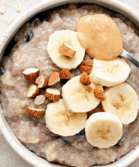 Dattel-Porridge mit Zimt und Mandeln