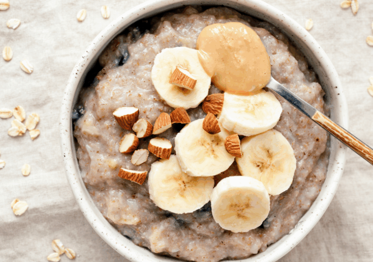 Dattel-Porridge mit Zimt und Mandeln