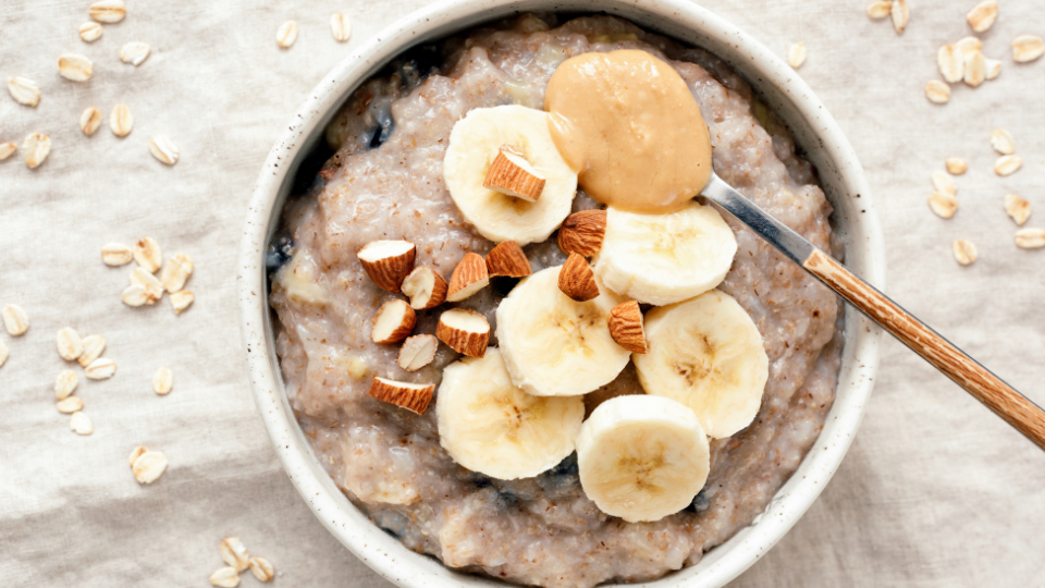 Dattel-Porridge mit Zimt und Mandeln