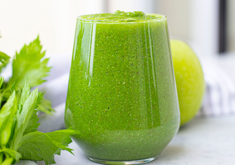 Grüner Detox-Smoothie mit Gurke, Apfel und Sellerie