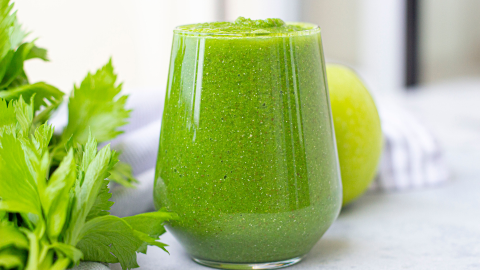 Grüner Detox-Smoothie mit Gurke, Apfel und Sellerie