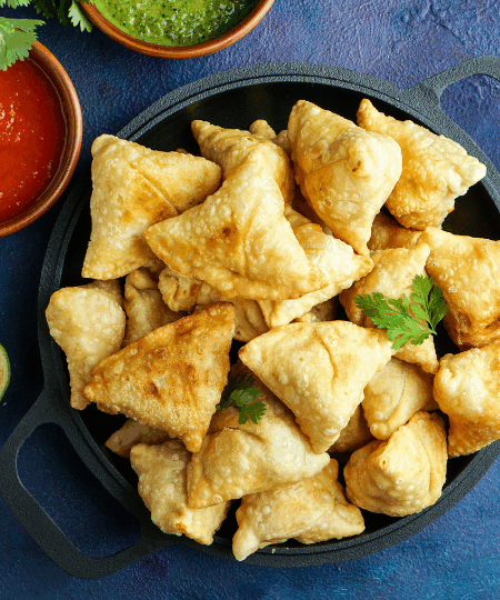 Oliven-Käse-Dreiecke – Herzhaftes mediterranes Gebäck