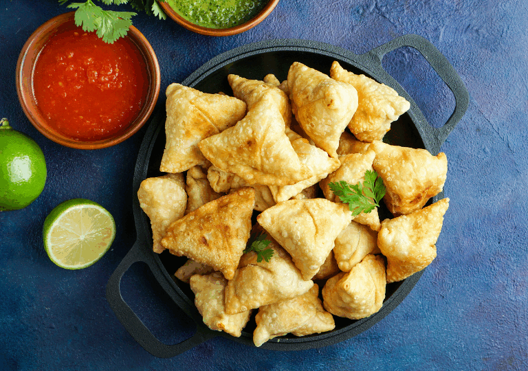 Oliven-Käse-Dreiecke – Herzhaftes mediterranes Gebäck