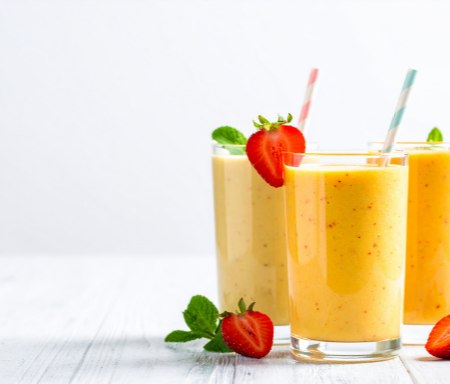 Erdbeer-Mango-Smoothie mit Milch