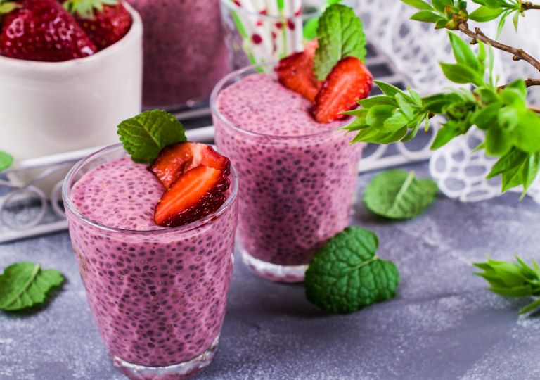 Erdbeer-Kokos-Smoothie mit Chiasamen