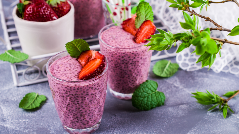 Erdbeer-Kokos-Smoothie mit Chiasamen