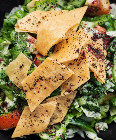 Libanesischer Fattoush mit knusprigem Brot