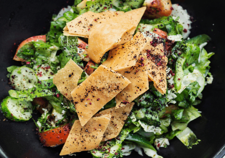 Libanesischer Fattoush mit knusprigem Brot