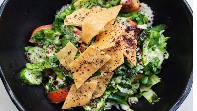 Libanesischer Fattoush mit knusprigem Brot
