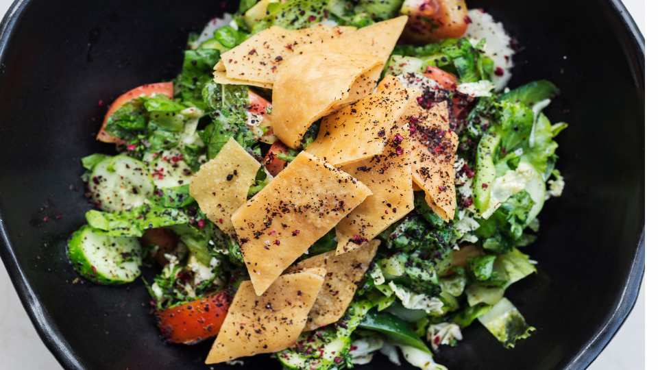 Libanesischer Fattoush mit knusprigem Brot